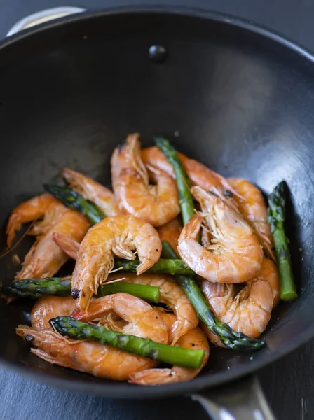 Gegrilde garnalen met groene asperges — Stockfoto