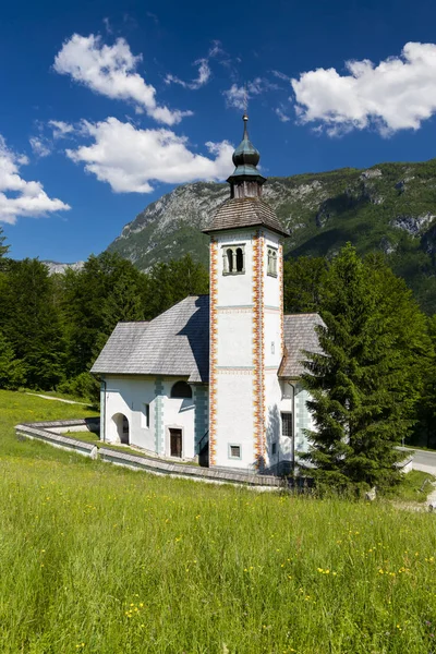 Iglesia Sveti Duh cerca del lago Bohinj en Eslovenia —  Fotos de Stock