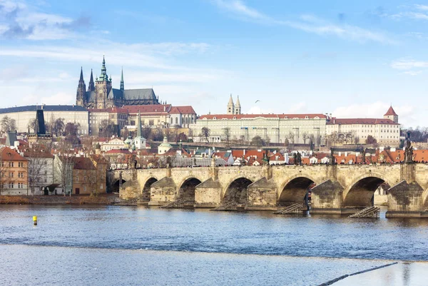 Hradthe con el puente de Charles, Praga, República Checa —  Fotos de Stock