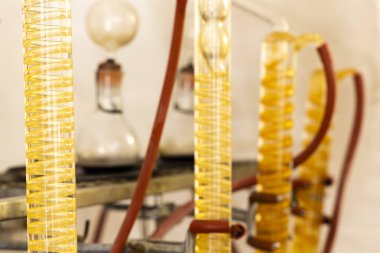 Geleneksel ve modern cihazlı şarap laboratuarı.