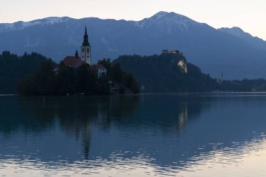 Slovenya 'da dağlar gibi akan göl