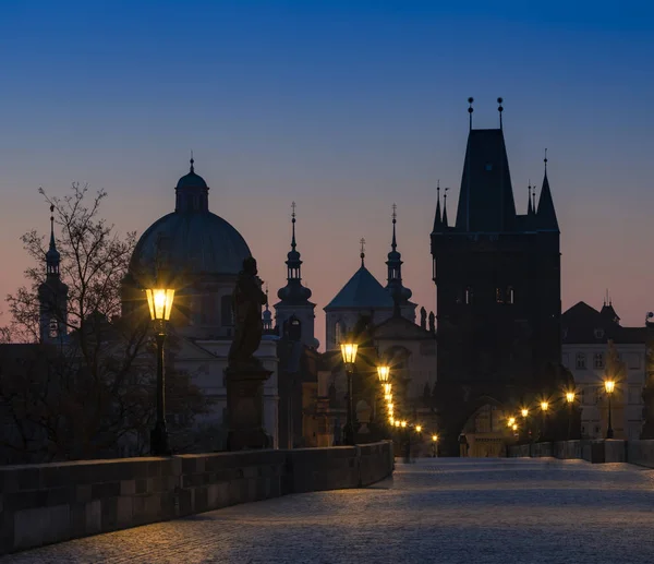 Karlsbroen ved Sunrise, Prag, Tjekkiet - Stock-foto