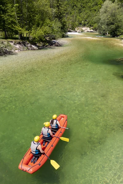Rafting, Sava Bohinjka dans le parc national du Triglav, Slovénie — Photo