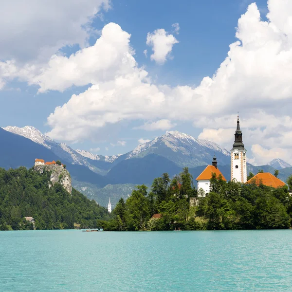 Lac de Bled avec montagnes en Slovénie — Photo