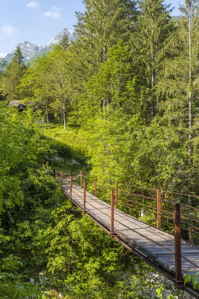 Ponte de corda no rio Soca, Parque Nacional Triglavski, Esloveno — Fotografia de Stock