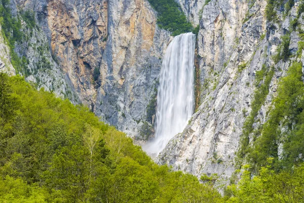 Cascata Boka vicino al fiume Soca in Slovenia — Foto Stock