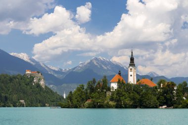 Slovenya 'da dağlar gibi akan göl