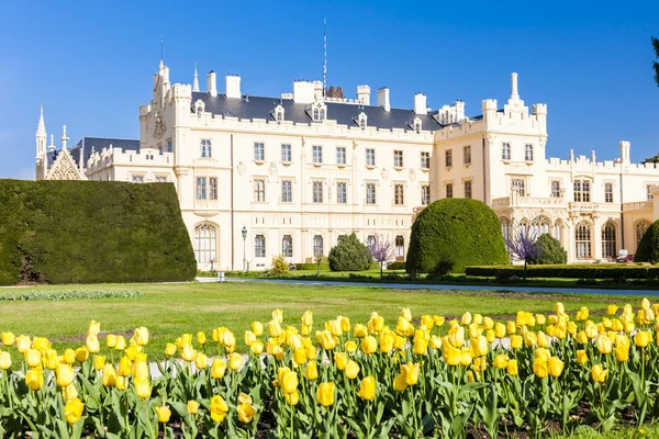 Lednice Palast mit Garten, Tschechische Republik — Stockfoto