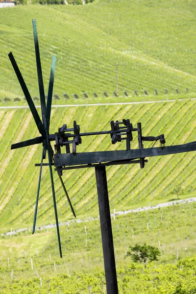 Vigneto con mulino a vento chiamato klapotetz nel sud della Stiria, Aust — Foto Stock