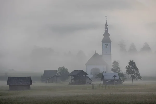 Nebbia mattutina nella valle del fiume Sava Bohinjka, Slovenia — Foto Stock