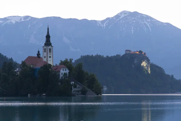 Slovenya 'da dağlar gibi akan göl — Stok fotoğraf