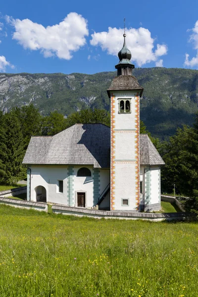 Kościół Sveti duh w pobliżu jeziora Bohinj w Słowenii — Zdjęcie stockowe