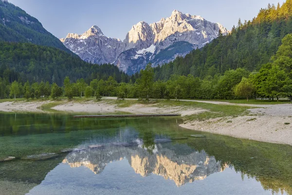 Jezioro i góry w pobliżu wsi Kranjska Gora w Triglav NAT — Zdjęcie stockowe