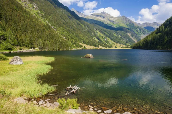 Alpské horské jezero Riesachsee u Schladmingu v Rakousku — Stock fotografie