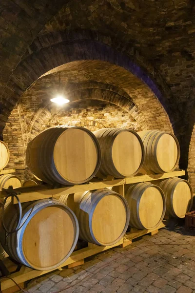 Barricas de vino en la bodega, Szekszard, Hungría — Foto de Stock