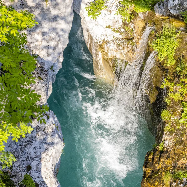 Vattenfall till rriver Soca, Velika Korita SOCE, Triglavski nationa — Stockfoto