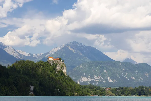 Lago di Bled con montagne in Slovenia — Foto Stock
