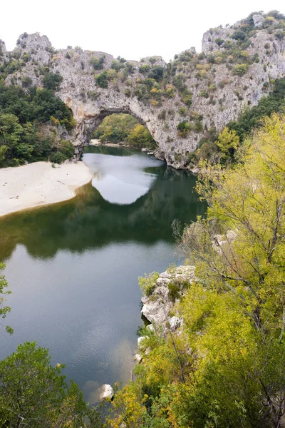 Pont d 'Arc z rzeką Ardeche, Francja — Zdjęcie stockowe