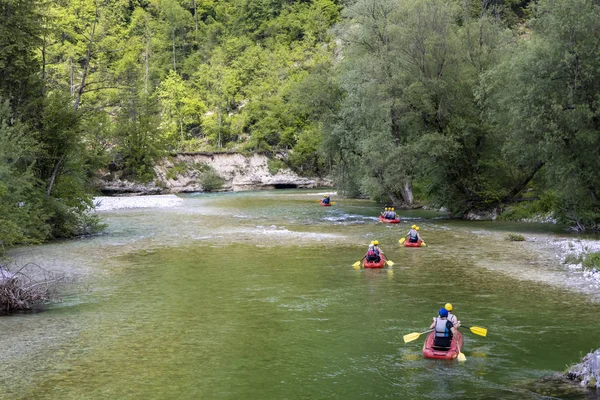 Rafting, Sava Bohinjka dans le parc national du Triglav, Slovénie — Photo