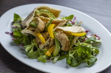 Tavuklu pide ve salata.