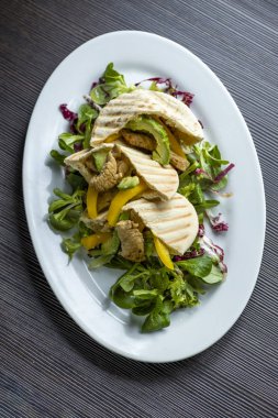 Tavuklu pide ve salata.