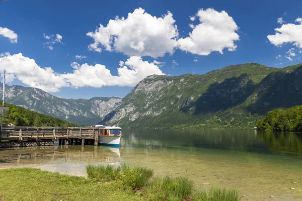 Slovenya 'daki Triglav Ulusal Parkı' nda Bohinj Gölü — Stok fotoğraf
