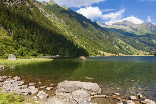 Lac de montagne alpin Riesachsee près de Schladming en Autriche — Photo