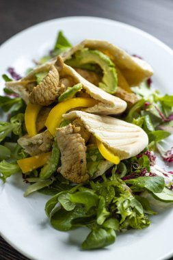 Tavuklu pide ve salata.