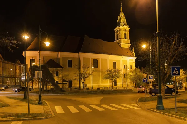 Vista noturna da praça em Szekszard, Hungria — Fotografia de Stock