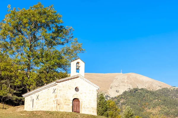 Chapelle dans paysage d'automne, Provence, France — Photo