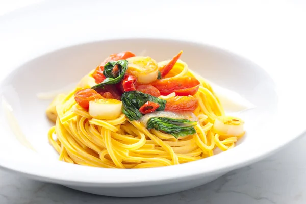 Spagetti chili paradicsommal és spenóttal — Stock Fotó