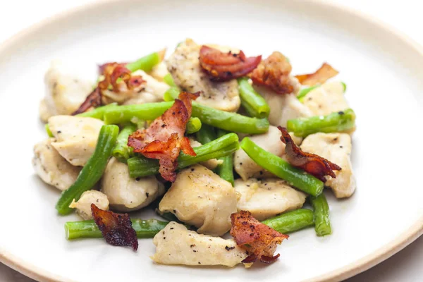 Naturaleza muerta de la carne de pollo con judías verdes y tocino —  Fotos de Stock