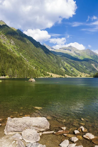 Lago de montanha alpina Riesachsee perto de Schladming, na Áustria — Fotografia de Stock