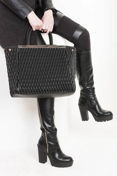 Detail woman wearing boots with a handbag — Stock Photo, Image