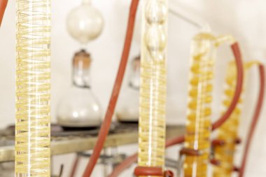 Geleneksel ve modern cihazlı şarap laboratuarı.
