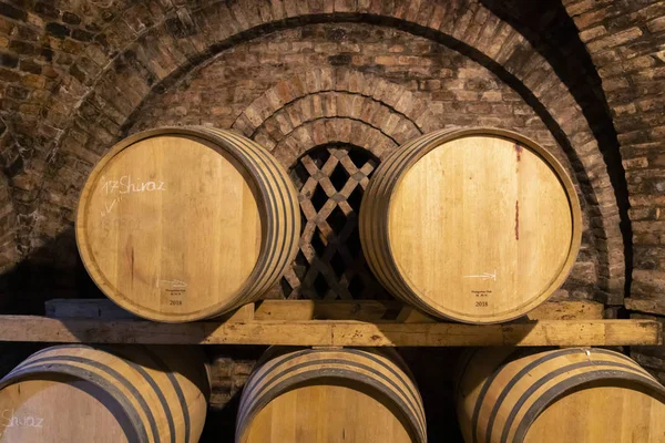 Barris de vinho na adega, Szekszard, Hungria — Fotografia de Stock