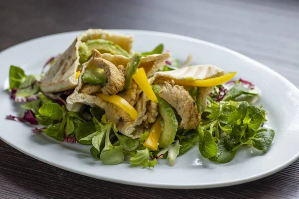 Tavuklu pide ve salata.