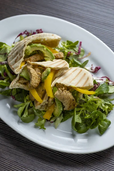 Pita bread with chicken and salat — Stock Photo, Image