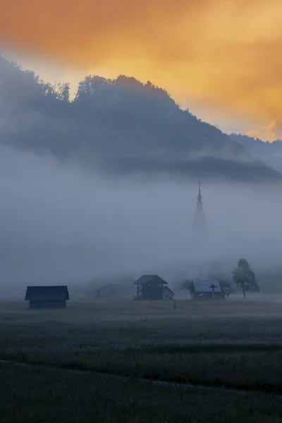 Niebla matutina en el valle del río Sava Bohinjka, Eslovenia — Foto de Stock