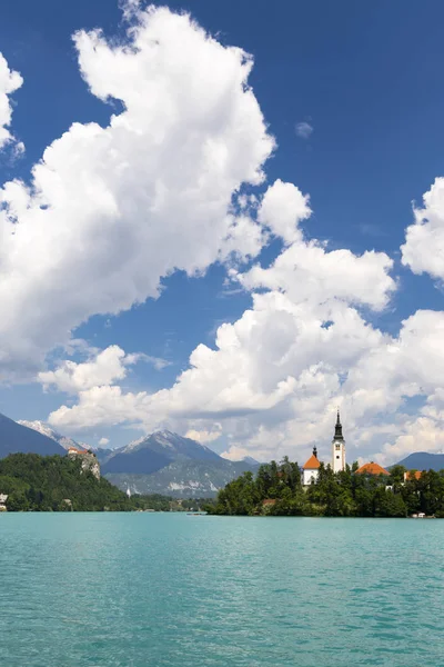 Lago di Bled con montagne in Slovenia — Foto Stock