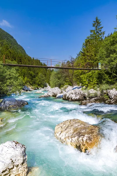 Most linowy na rzece Soca, Triglavski Park Narodowy, Sloveni — Zdjęcie stockowe