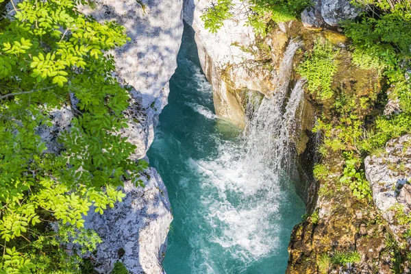 Vattenfall till rriver Soca, Velika Korita SOCE, Triglavski nationa — Stockfoto