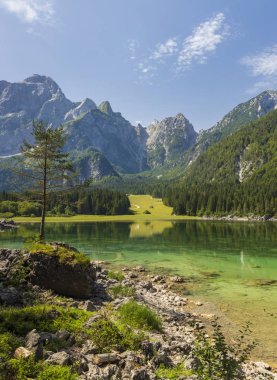 İtalya Tarvisio yakınlarında Lago di Fusine Üstünlüğü