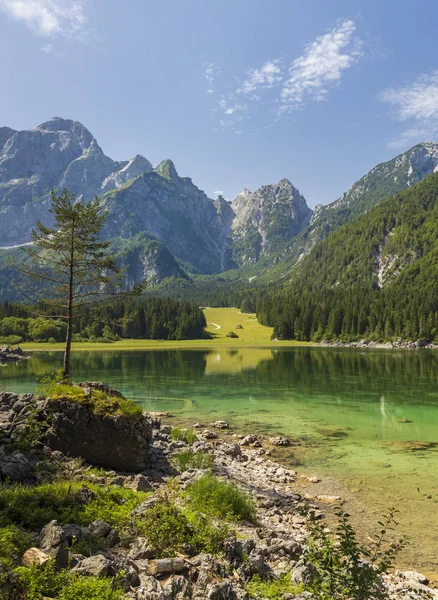 イタリアのTarvisio近くのLago di Fusineの優位性 — ストック写真