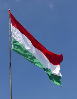 Mavi gökyüzünde Macar bayrağı