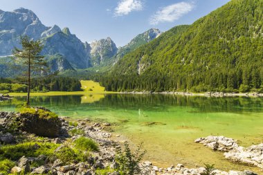 İtalya Tarvisio yakınlarında Lago di Fusine Üstünlüğü