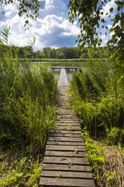Macar Jenoi-to göletindeki iskele.