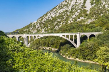 Slovenya 'nın Soca Nehri üzerindeki Solkan köprüsü