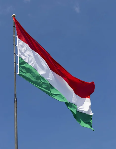 Прапор Угорщини на синьому небі — стокове фото