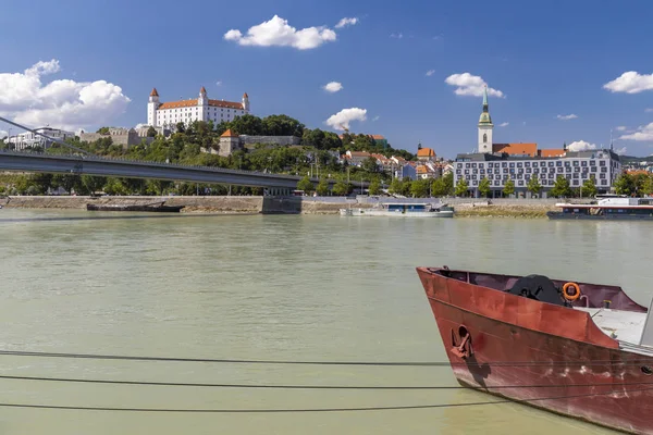 Bratislava slott och Donau, Slovakien — Stockfoto